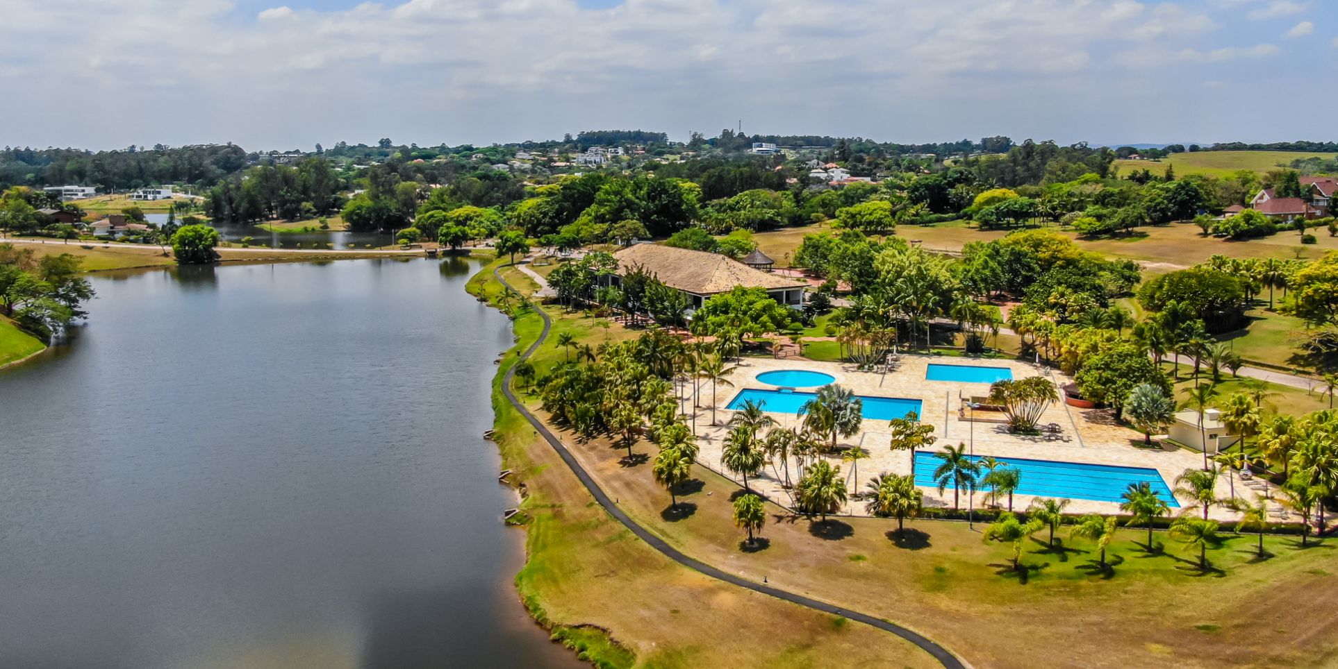 Foto aérea da região do lago e clube